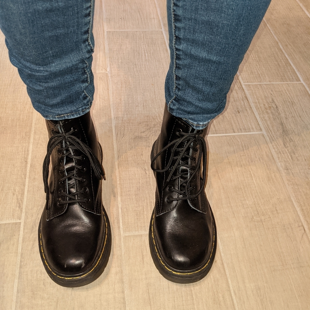Women's round toe lace-up black combat boots